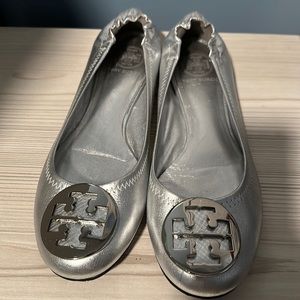 Tory Burch Silver Metallic Ballet Flats Shoes Size 9 Very Good Condition
